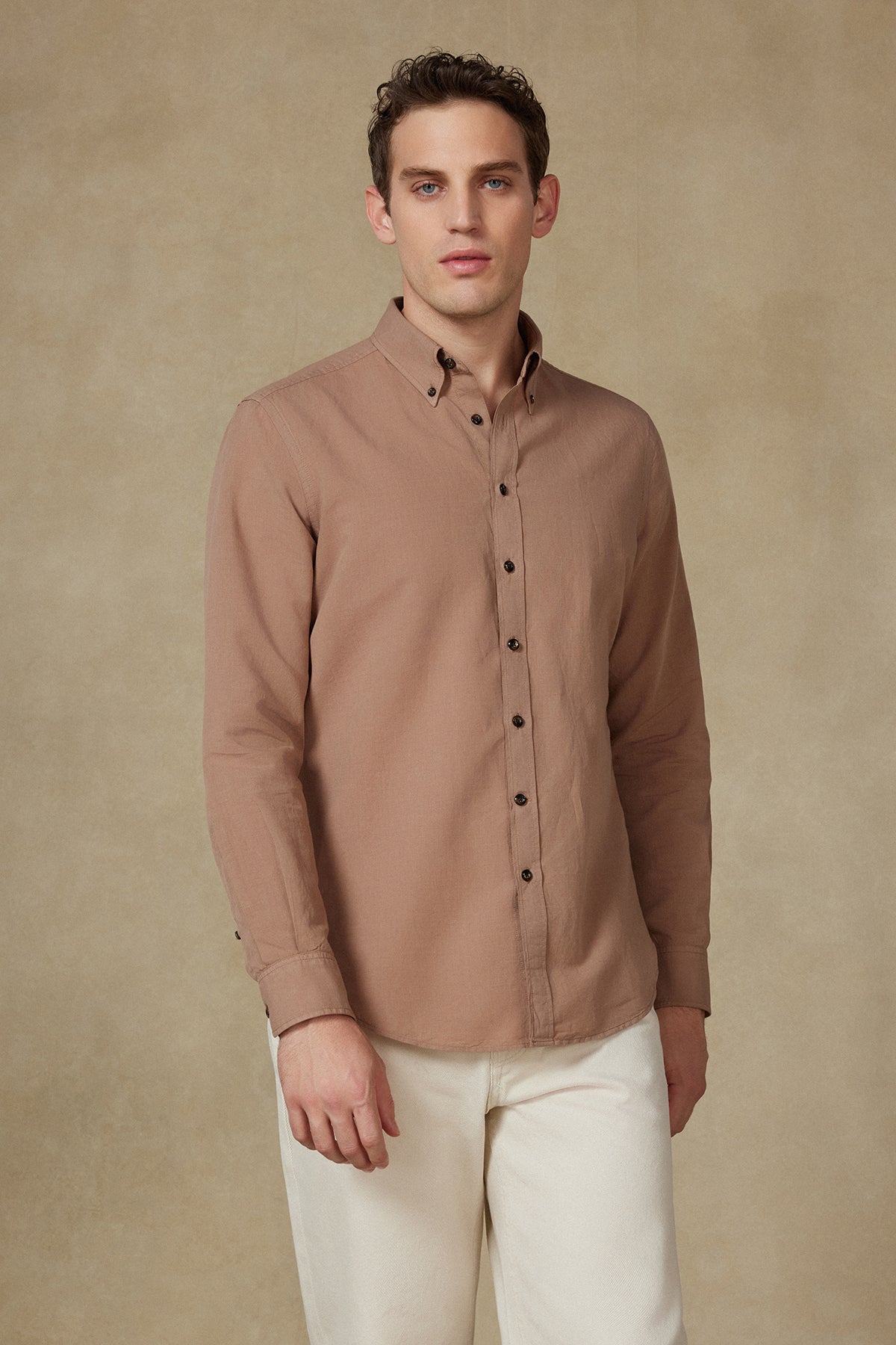 Abbate Mario Keten Pamuk Keten Karışımlı Comfort Fit Koyu Bej Düğmeli Yaka Erkek Düz Gömlek